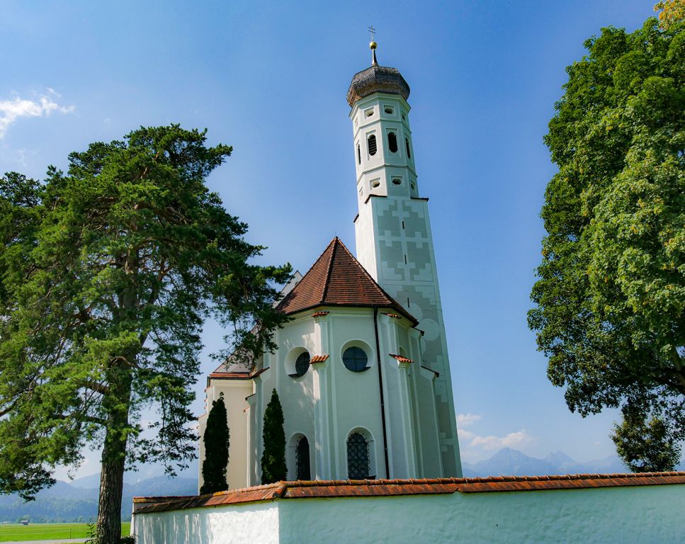 Schlechte Zeiten damals - Die Gräber um die Kirche herum sind Relikte der Pest, die im Ort wütetet. 1633/34 wurden um St. Colomans wahrscheinlich mehr als 300 Tote bestattet.  - © alpintreff.de - Christian Schön